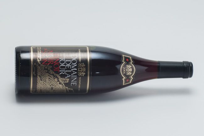 Packshot - Photographie d'une bouteille de vin rouge