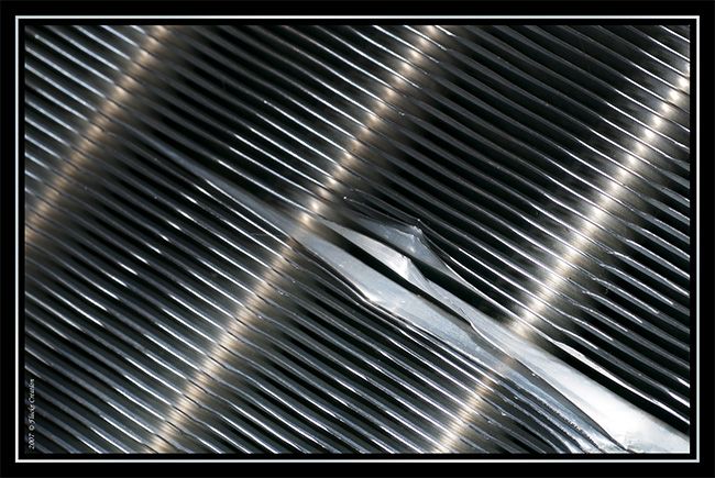 Expérimentale - Photographie macro d'un radiateur de camion, dont l'éclairage naturelle lui donne un aspect de composition artistique