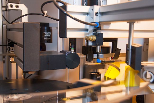 Entreprise - Photographie d'une machine de tests de conformité au laser pour l'entreprise de décolletage J. Baertschi SA